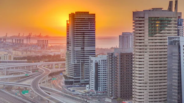 ドバイ航空タイムラプス アラブ首長国連邦のカラフルな夕日とドバイ マリーナ 道路上のトラフィックの Jlt からトップ ビュー — ストック写真