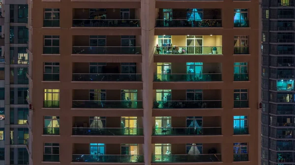 Las Ventanas Brillantes Edificio Residencial Cristal Moderno Varios Pisos Iluminan —  Fotos de Stock