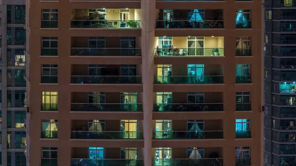Las Ventanas Brillantes Edificio Residencial Cristal Moderno Varios Pisos Iluminan — Foto de Stock