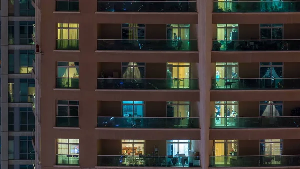 Janelas Brilhantes Edifício Residencial Vidro Moderno Vários Andares Iluminam Noite — Fotografia de Stock