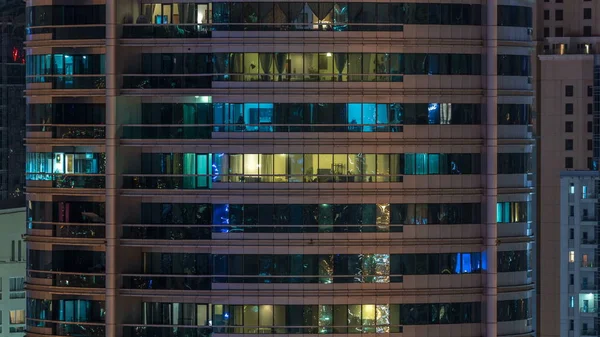 Leuchtende Fenster Mehrstöckigen Modernen Gläsernen Wohngebäuden Leuchten Zeitraffer Der Nacht — Stockfoto