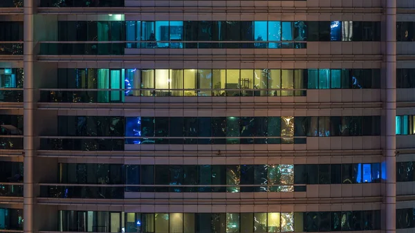 Janelas Brilhantes Edifício Residencial Vidro Moderno Vários Andares Iluminam Noite — Fotografia de Stock