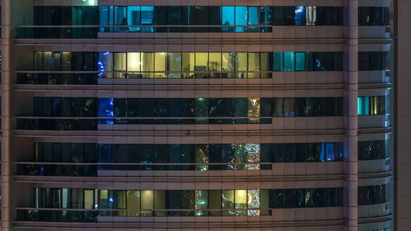 Janelas Brilhantes Edifício Residencial Vidro Moderno Vários Andares Iluminam Noite — Fotografia de Stock