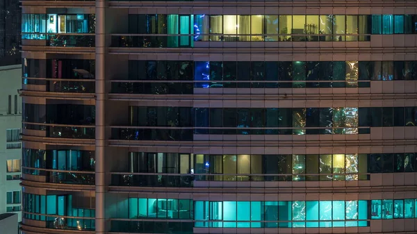 Светящиеся Окна Многоэтажном Современном Стеклянном Жилом Здании Светятся Ночное Время — стоковое фото