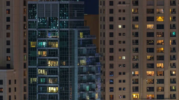 유리에 빛나는 Timelapse에 라이트를 아파트에 사람들 저녁에 마천루 두바이 마리나 — 스톡 사진