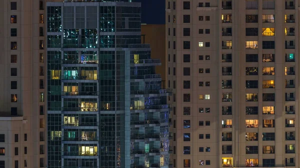 Janelas Brilhantes Edifício Residencial Vidro Moderno Vários Andares Iluminam Noite — Fotografia de Stock