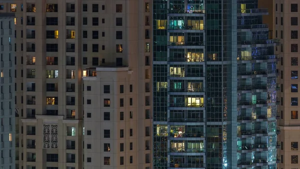 Leuchtende Fenster Mehrstöckigen Modernen Gläsernen Wohngebäuden Leuchten Zeitraffer Der Nacht — Stockfoto