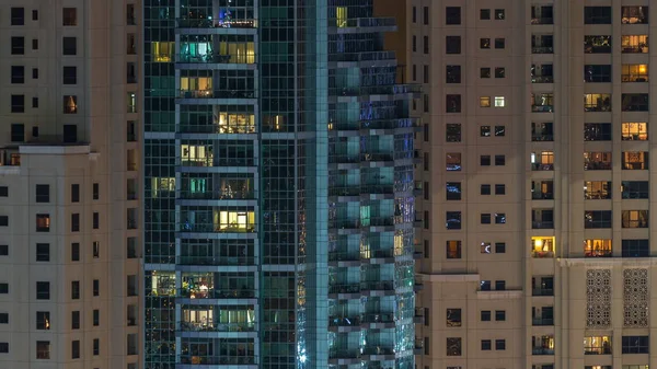 Las Ventanas Brillantes Edificio Residencial Cristal Moderno Varios Pisos Iluminan — Foto de Stock