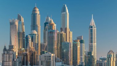 Dubai Yat Limanı gökdelenler hava en iyi manzaraya Dubai timelapse, BAE, Jlt dan gündoğumu. Modern kule uzun gölgeler aşağıya taşınması ve Şeyh zayed yolu üzerinde trafik ile.