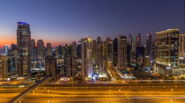 Dubai Yat Limanı Şeyh zayed road panorama gün gece geçiş timelapse ışık için trafik ile açın. Gökdelenler, BAE gece aydınlatma. Hava Jlt görünümünden