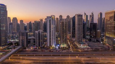 Dubai Yat Limanı Şeyh zayed road panorama gün gece geçiş timelapse ışık için trafik ile açın. Gökdelenler, BAE gece aydınlatma. Hava Jlt görünümünden