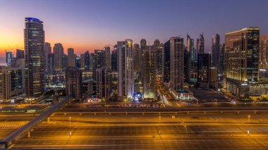 Dubai Yat Limanı Şeyh zayed road panorama gün gece geçiş timelapse ışık için trafik ile açın. Gökdelenler, BAE gece aydınlatma. Hava Jlt görünümünden