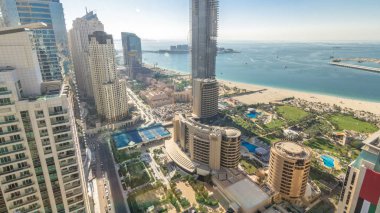 Modern gökdelenler ve gün batımından önce Jumeirah Beach Residence (Jbr) timelapse Dubai, BAE kumsalda hava görünümünü. Tekneler ve yatlar Körfezi'nin su üzerinde yüzen