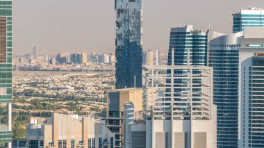 Dubai Yat Limanı ve gün batımı timelapse sırasında Jlt gökdelenler hava manzarası. Birden fazla en yüksek kulenin büyük bakış açısı. Binalar üzerinde güneş ışığı. Birleşik Arap Emirlikleri.