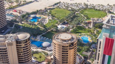 Modern gökdelenler ve Jumeirah Beach Residence (Jbr) timelapse Dubai, BAE, yeşil çim ile plaj havadan görünümü. Tekneler ve yatlar Körfezi'nin su üzerinde yüzen