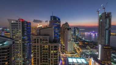JBR ve Dubai marina gece geçiş timelapse günbatımı hava gün sonra. Modern kuleleri ve gökdelenler, yat ve tekne Körfezi üzerinde yüzen