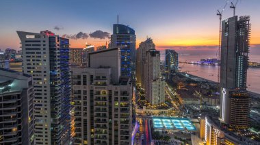 JBR ve Dubai marina gece geçiş timelapse günbatımı hava gün sonra. Modern kuleleri ve gökdelenler, yat ve tekne Körfezi üzerinde yüzen