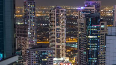 Dubai Yat Limanı ve Jlt gökdelenler hava manzarası gece timelapse. Birden fazla en yüksek kulenin büyük bakış açısı. Üstten görünüm üzerinden Jbr. Birleşik Arap Emirlikleri.