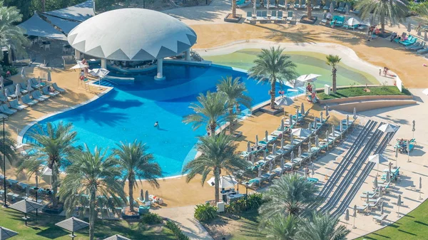 Jbr Timelapse 두바이 에미리트에서에서 수영장에 마천루에서 잔디와 야자수 — 스톡 사진