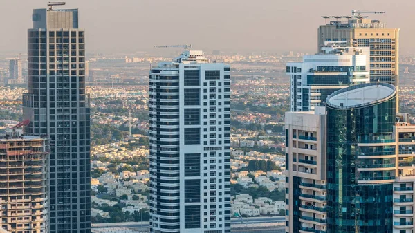 迪拜码头和 Jlt 摩天大楼空中天际线在日落时光流逝 多个最高的塔楼的伟大视角 建筑物上空的阳光 阿拉伯联合酋长国 — 图库照片