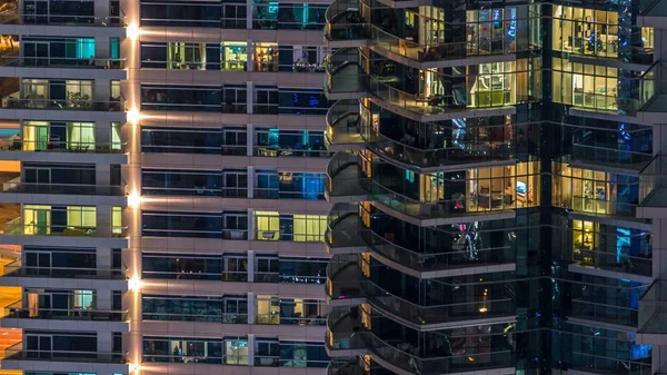 Glödande Windows Flervånings Moderna Glas Och Metall Bostadshus Ljus Natten — Stockfoto