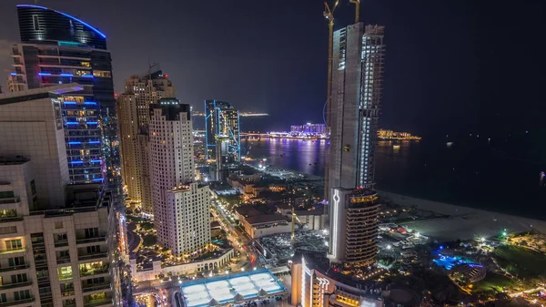 在迪拜 Uae 朱美拉海滩公寓 Jbr 的夜景中 可以看到现代照明的摩天大楼和海滩 漂浮在海湾水面上的船只和游艇 — 图库照片