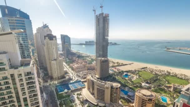 在迪拜 jbr timras英的 jumeirah 海滩公寓, 现代摩天大楼和海滩的鸟图 — 图库视频影像
