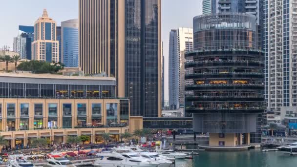 Vew aerea di Dubai Marina con centro commerciale, ristoranti, torri e yacht giorno alla notte timelapse, Emirati Arabi Uniti . — Video Stock