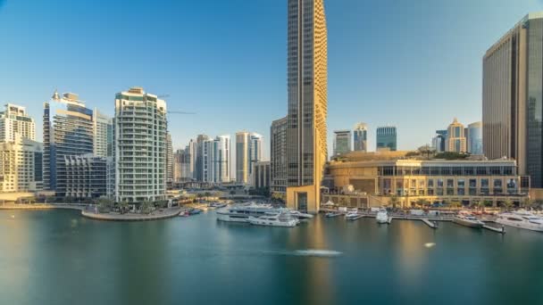 Veta aérea de Dubai Marina con centro comercial, restaurantes, torres y yates timelapse, Emiratos Árabes Unidos . — Vídeo de stock