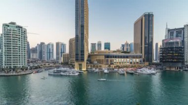 Dubai Yat Limanı Hava vew shoping Alışveriş Merkezi, restoranlar, kuleleri ve yatlar gün gece timelapse, Birleşik Arap Emirlikleri için.
