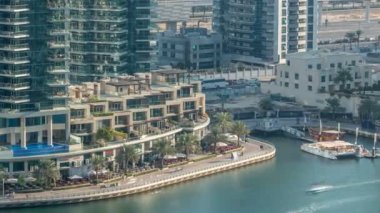 Geçen tekneler ve mesire timelapse, Dubai, Birleşik Arap Emirlikleri ile lüks Dubai Yat Limanı Kanal