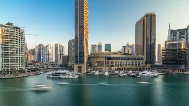 Luchtfoto toegangscode van Dubai Marina met shoping mall, restaurants, torens en jachten timelapse, Verenigde Arabische Emiraten. — Stockvideo