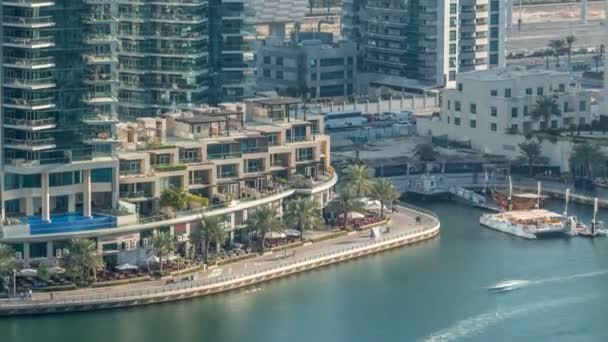 Canal de lujo Dubai Marina con barcos que pasan y timelapse paseo marítimo, Dubai, Emiratos Árabes Unidos — Vídeos de Stock