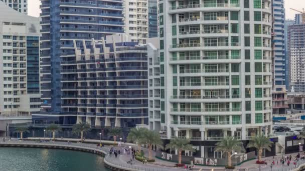 Luxury Dubai Marina canale con barche di passaggio e passeggiata giorno a notte timelapse, Dubai, Emirati Arabi Uniti — Video Stock