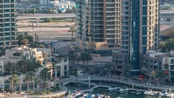 Geçen tekneler ve mesire timelapse, Dubai, Birleşik Arap Emirlikleri ile lüks Dubai Yat Limanı Kanal — Stok video