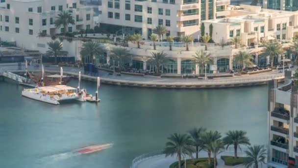 Luxury Dubai Marina canal com barcos que passam e calçadão timelapse, Dubai, Emirados Árabes Unidos — Vídeo de Stock