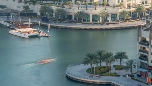 Lyxiga Dubai Marina kanalen med passerande båtar och strandpromenaden timelapse, Dubai, Förenade Arabemiraten — Stockvideo