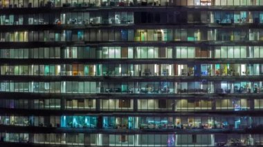 Cam duvarlar ve pencereler timelapse ile çok sayıda ofis ile cam ofis binasında çalışma gecesi