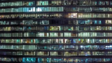 Cam duvarlar ve pencereler timelapse ile çok sayıda ofis ile cam ofis binasında çalışma gecesi