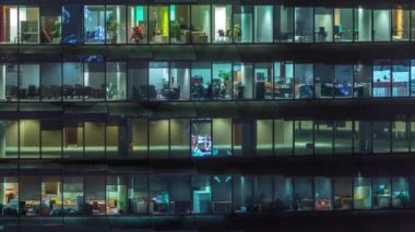Cam duvarlar ve pencereler timelapse ile çok sayıda ofis ile cam ofis binasında çalışma gecesi