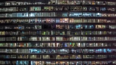 Cam duvarlar ve pencereler timelapse ile çok sayıda ofis ile cam ofis binasında çalışma gecesi