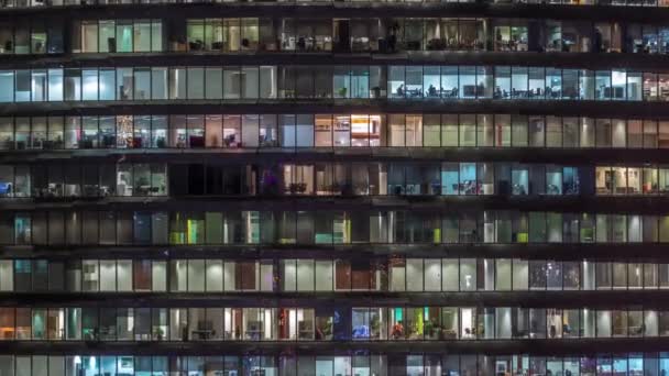 Arbeitsabend im gläsernen Bürogebäude mit zahlreichen Büros mit Glaswänden und Fenstern Zeitraffer — Stockvideo