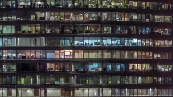 Arbeitsabend im gläsernen Bürogebäude mit zahlreichen Büros mit Glaswänden und Fenstern Zeitraffer — Stockvideo
