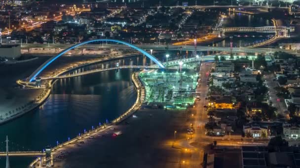 Luxe Dubai Marina kanaal met het passeren van boten en promenade dag naar nacht timelapse, Dubai, Verenigde Arabische Emiraten — Stockvideo