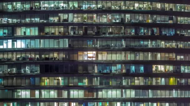 Рабочий вечер в стеклянном офисном здании с многочисленными офисами со стеклянными стенами и стеклопакетами — стоковое видео