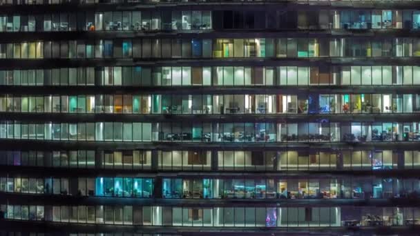 Serata di lavoro in edificio per uffici in vetro con numerosi uffici con pareti in vetro e timelapse finestre — Video Stock