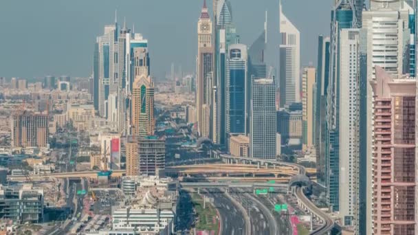 Aerial vew Dubai Marina med shoping mall, restauranger, torn och yachter timelapse, Förenade Arabemiraten. — Stockvideo