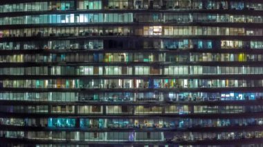 Cam duvarlar ve pencereler timelapse ile çok sayıda ofis ile cam ofis binasında çalışma gecesi