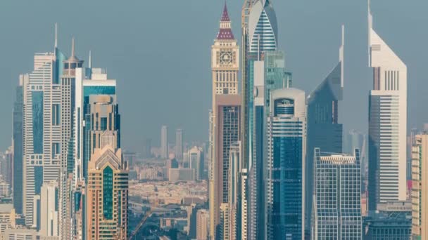 Vew aéreo de Dubai Marina com shopping center, restaurantes, torres e iates dia a noite timelapse, Emirados Árabes Unidos . — Vídeo de Stock