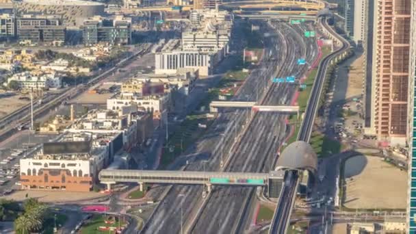 Canal de lujo Dubai Marina con barcos que pasan y timelapse paseo marítimo, Dubai, Emiratos Árabes Unidos — Vídeo de stock